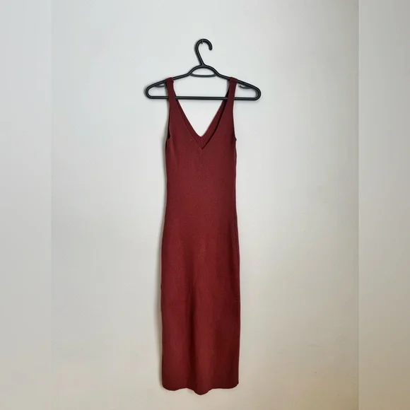 Dex Ribbed V-Neck Maxi Dress in Burgundy - Picture 6 of 6
